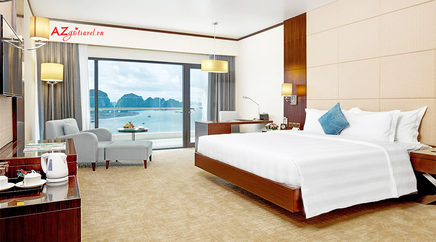 Phòng Deluxe hướng biển khách sạn Wyndham Legend Hạ Long